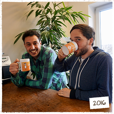 Baris und Max am Stehtisch, trinken Kaffee