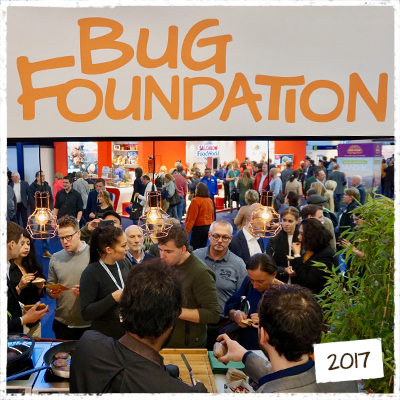 Viele Menschen vor einem Messestand der Bugfoundation
