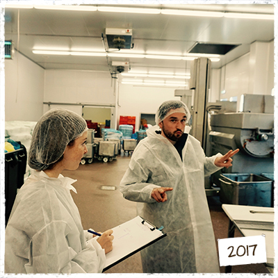 Personen in einer Halle bei der Produktion des Insektenburgers