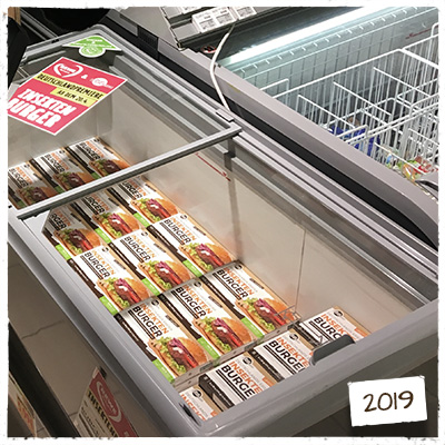 Insektenburger in einer Tiefkühltruhe im Supermarkt